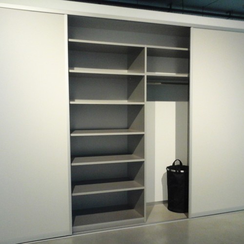 AFMETINGEN 2m208 H x 4m B x 600 mm D NORMALE PRIJS :  1 720 € excl. BTW, incl. plaatsing. PRIJS TOONZAALMODEL 690 € excl. BTW, exclusief plaatsing, af te halen.  Binnenkast is niet inbegrepen (reeds verkocht). Gelieve contact op te nemen via  temse@kast-id.be  of  052 399 305 .